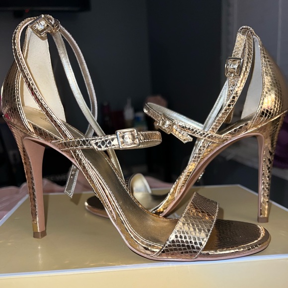 Gold Micheal Kors Heels! - Picture 5 of 10